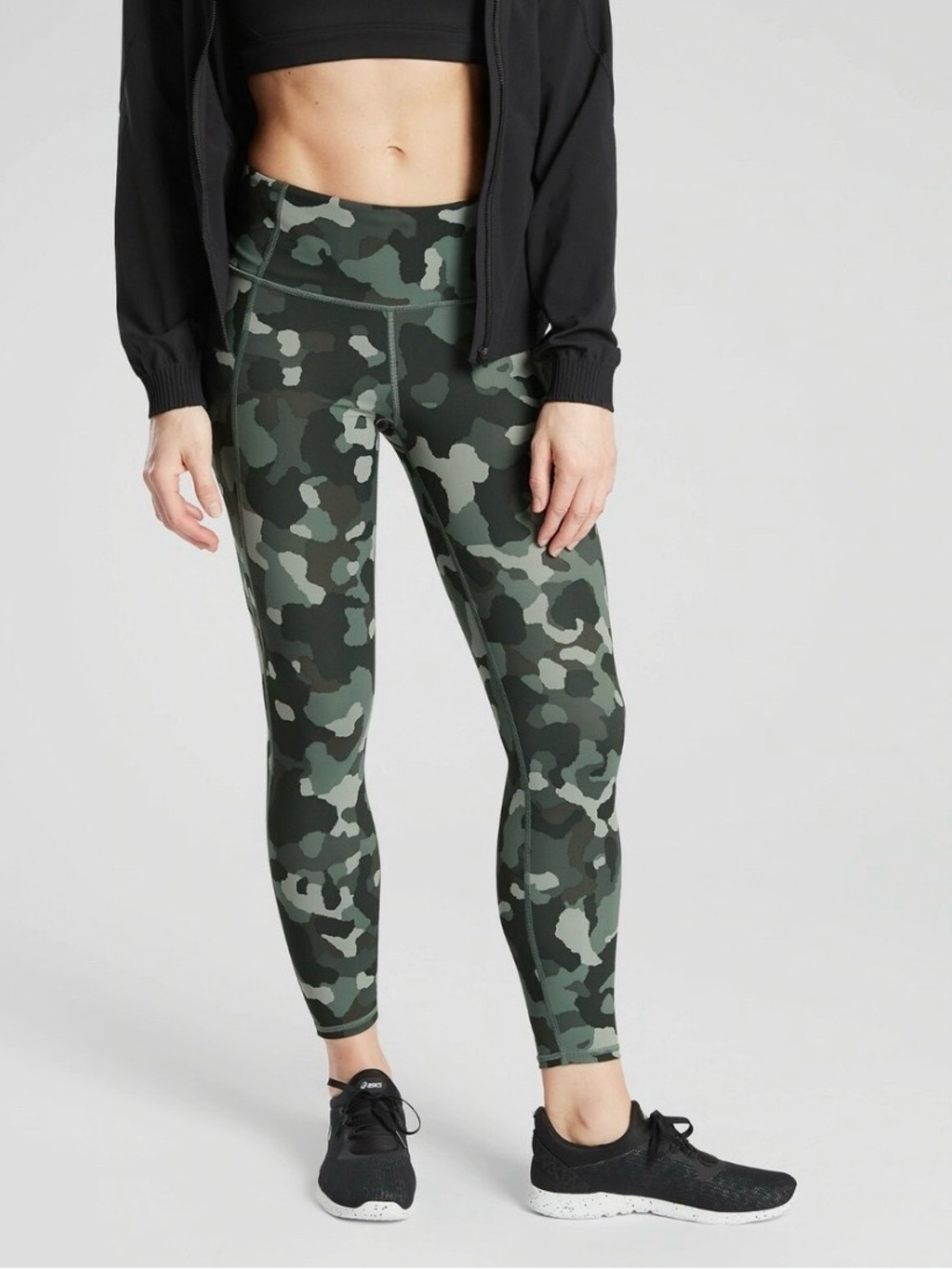 Athleta Lightning Camo 7/8 Tight in
Mountain Olive Camo
Size: Small